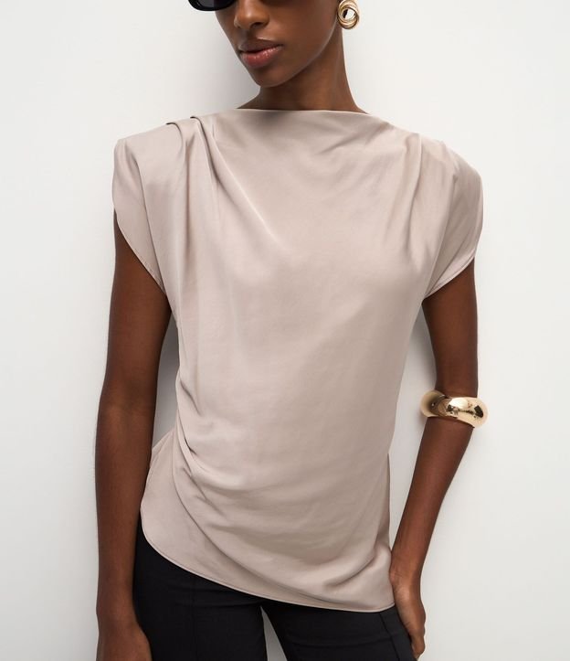 Blusa Satinada con Hombreras y Ruedo Asimétrico 3