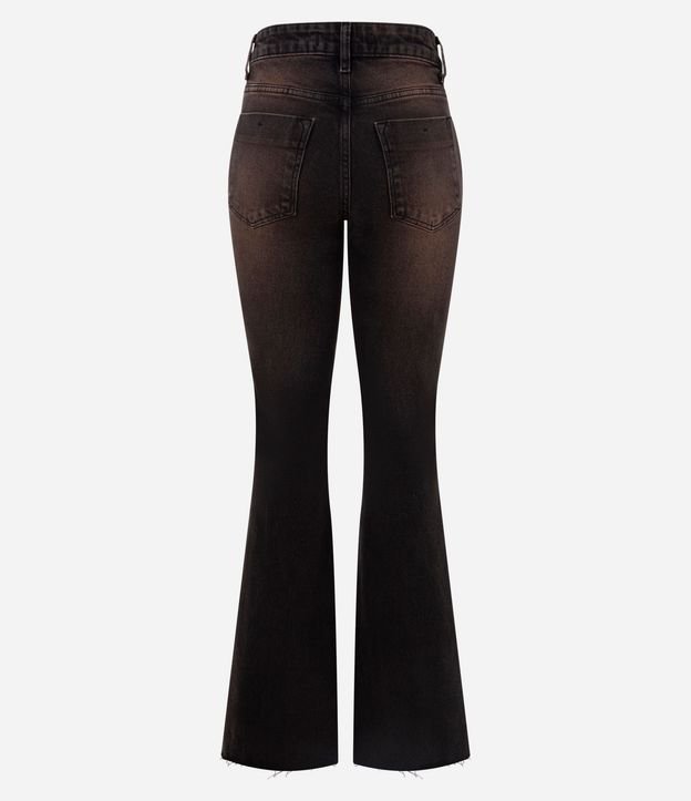 Pantalón Flare en Jeans con Lavado Sobretinta y Terminación Deshilachada 6