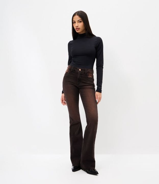 Pantalón Flare en Jeans con Lavado Sobretinta y Terminación Deshilachada