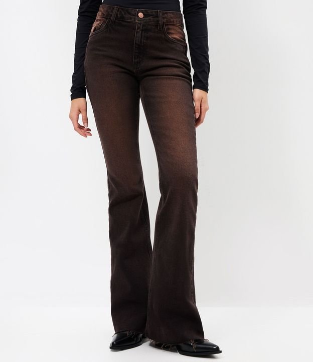 Pantalón Flare en Jeans con Lavado Sobretinta y Terminación Deshilachada 2