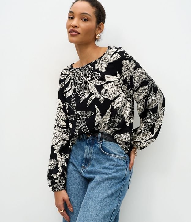 Blusa en Viscosa con Estampado de Follaje y Escote Canoa 1