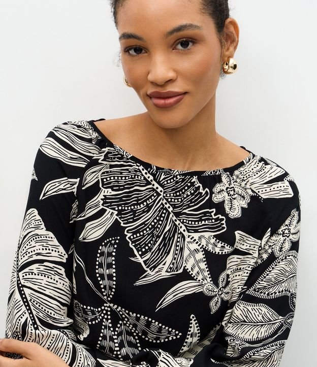 Blusa en Viscosa con Estampado de Follaje y Escote Canoa 3