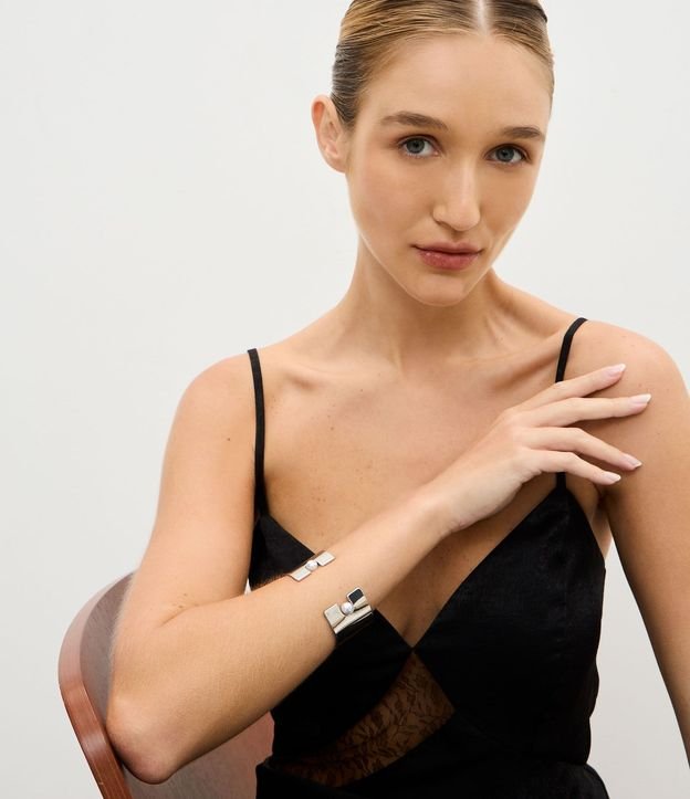 Pulsera Estructurada con Abertura y Detalle de Perla