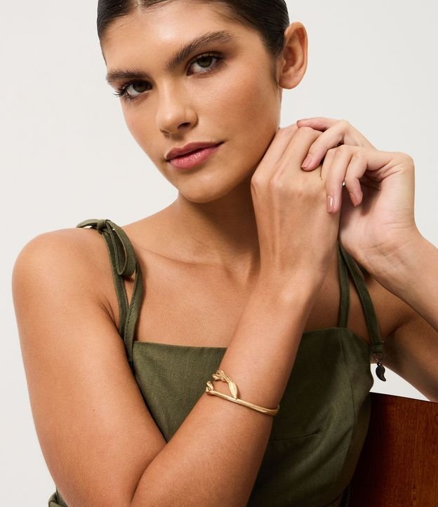 Pulsera en Metal con Formato de Pétalo de Flor