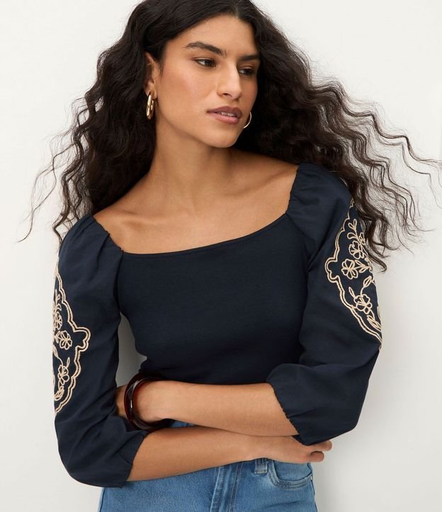 Blusa Manga Larga Abullonada con Bordado de Follaje