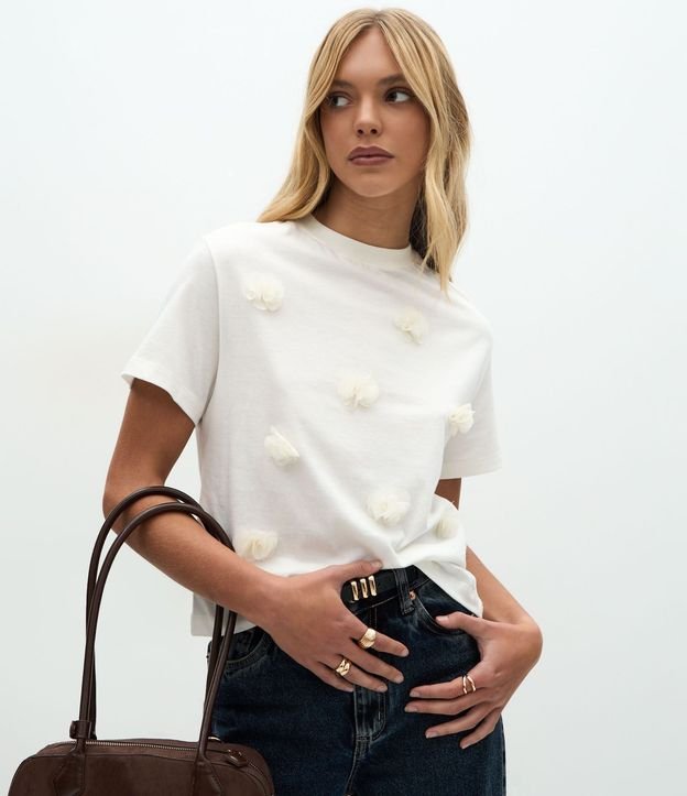 Blusa en Algodón con Aplicación de Flores en Relieve