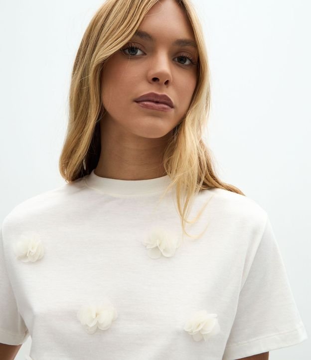 Blusa en Algodón con Aplicación de Flores en Relieve 3