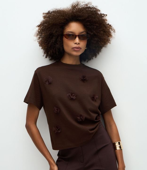 Blusa en Algodón con Aplicación de Flores en Relieve