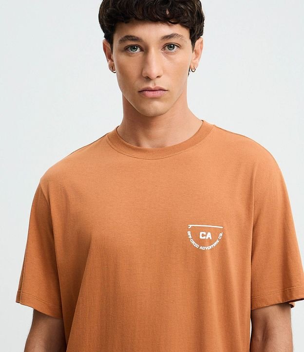 Remera Comfort en Algodón con Estampado de Letras Travelers 5