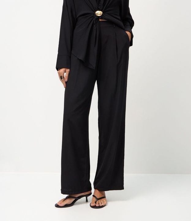Pantalón Recto Satinado con Cintura Estructurada y Pliegues Delanteros 3