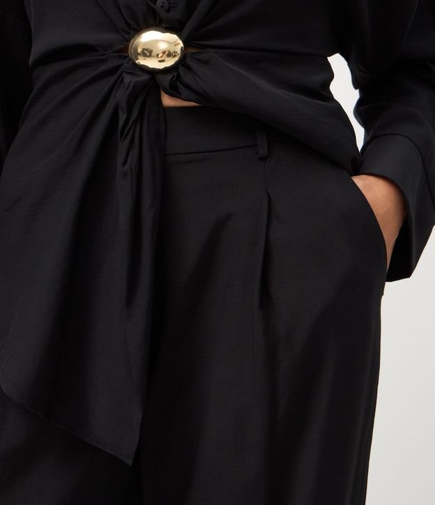 Pantalón Recto Satinado con Cintura Estructurada y Pliegues Delanteros 4