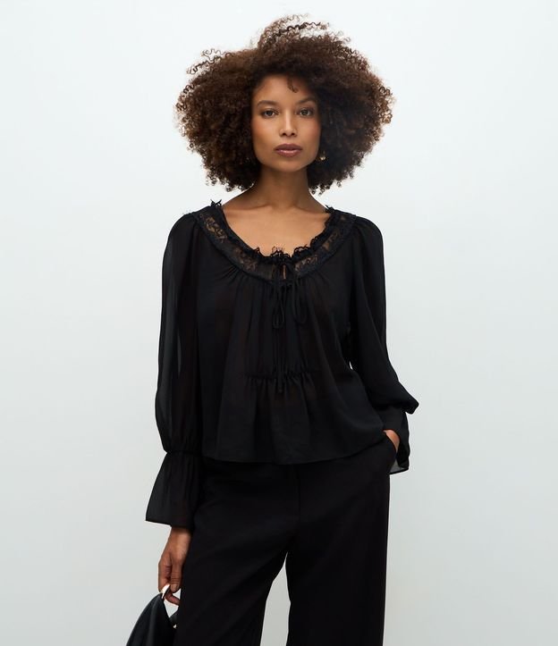 Blusa en Chiffon con Transparencia y Encaje Aplicada