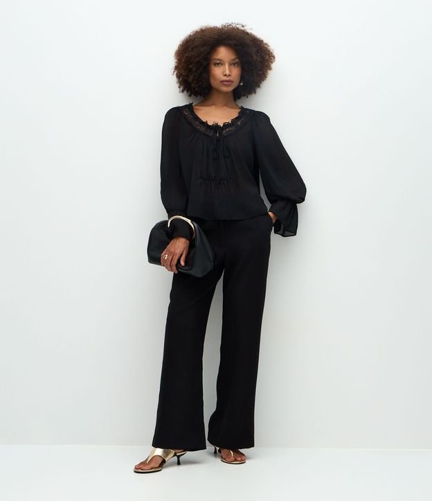Blusa en Chiffon con Transparencia y Encaje Aplicada 2