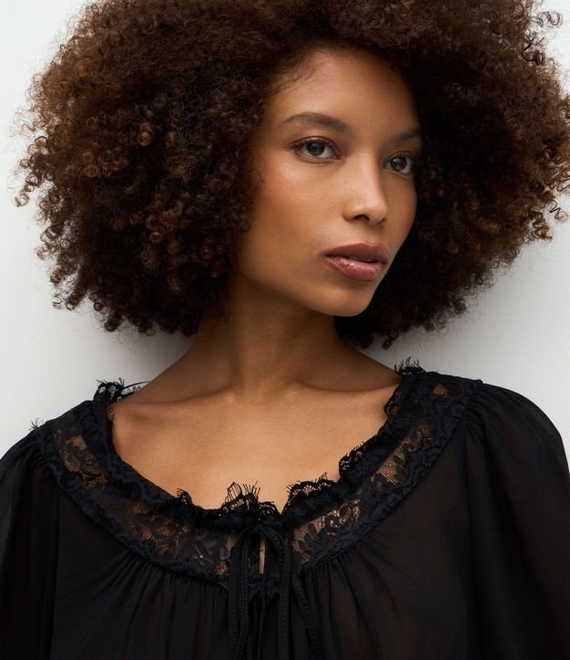 Blusa en Chiffon con Transparencia y Encaje Aplicada 3
