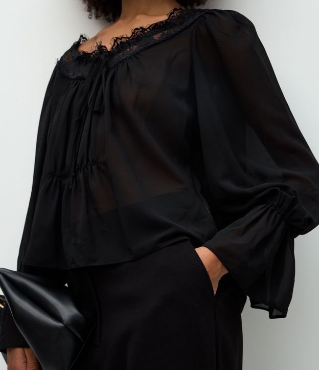 Blusa en Chiffon con Transparencia y Encaje Aplicada 4