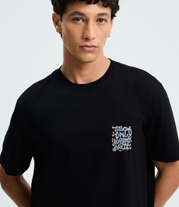 Remera Comfort en Algodón con Estampado Psicodélico The Wild Doesn’t Wait 5