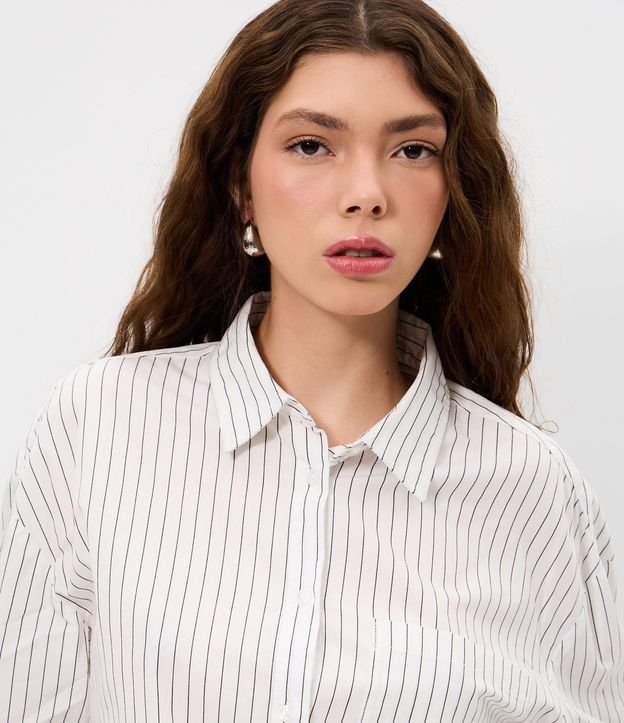 Camisa Alargada en Tricolina Rayada con Bolsillo Delantero 4