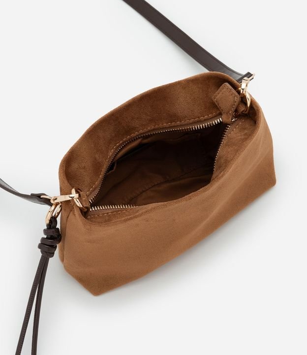 Bolsa Transversal Mediana en Gamuza con Asa Ajustable 4