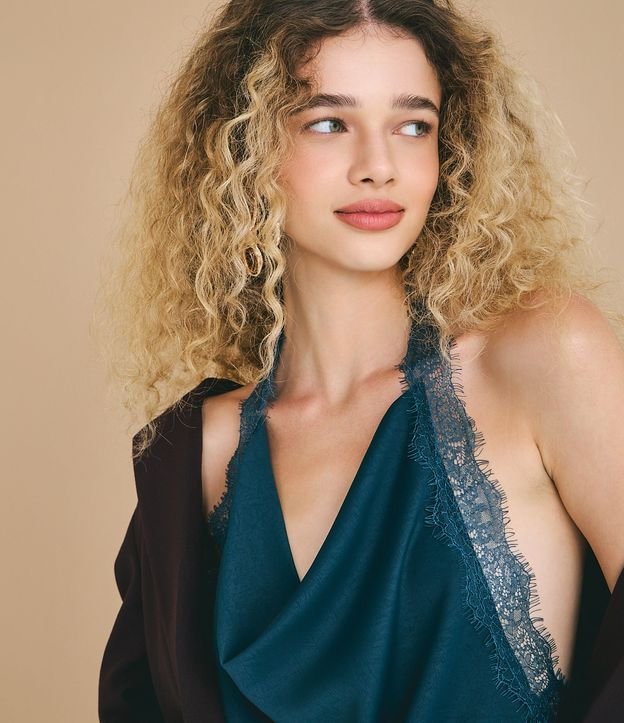 Blusa Frente Única en Satén con Escote Degagê y Encaje en el Ruedo 2