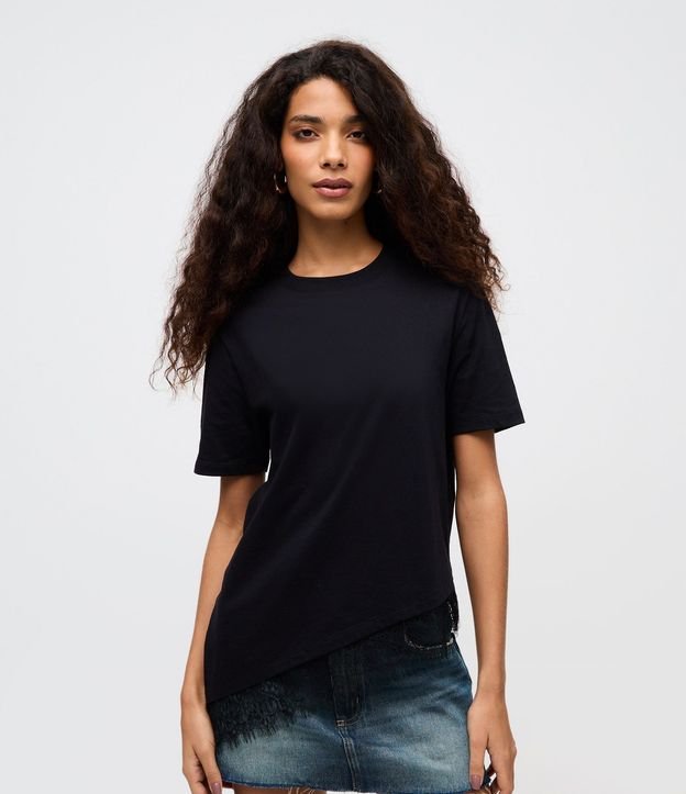 Remera Alargada con Ruedo Asimétrico en Encaje 1