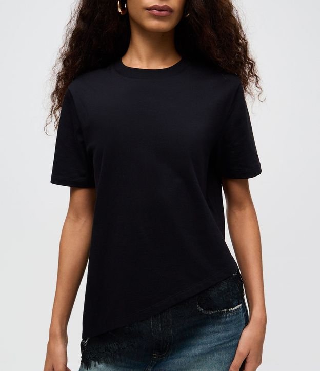 Remera Alargada con Ruedo Asimétrico en Encaje 3