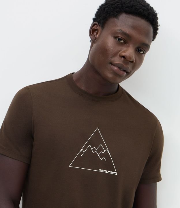 Remera Regular en Algodón con Estampado Geométrico de Montaña 3
