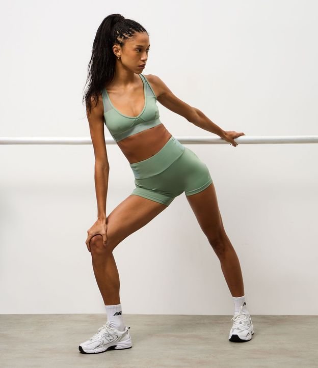 Bermuda Deportiva en Microfibra con Bolsillo en Tule