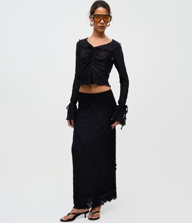 Blusa en Encaje Texturizada con Volados en las Mangas y Cuello 2