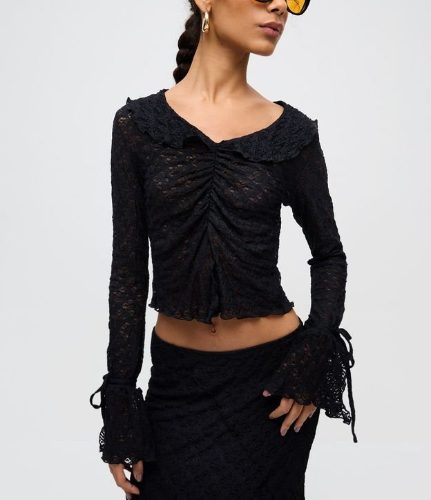 Blusa en Encaje Texturizada con Volados en las Mangas y Cuello 3
