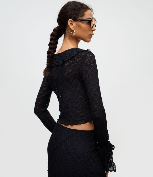 Blusa en Encaje Texturizada con Volados en las Mangas y Cuello 4