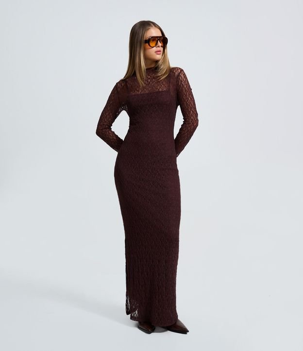 Vestido en Encaje con Cuello Alto y Encaje 2