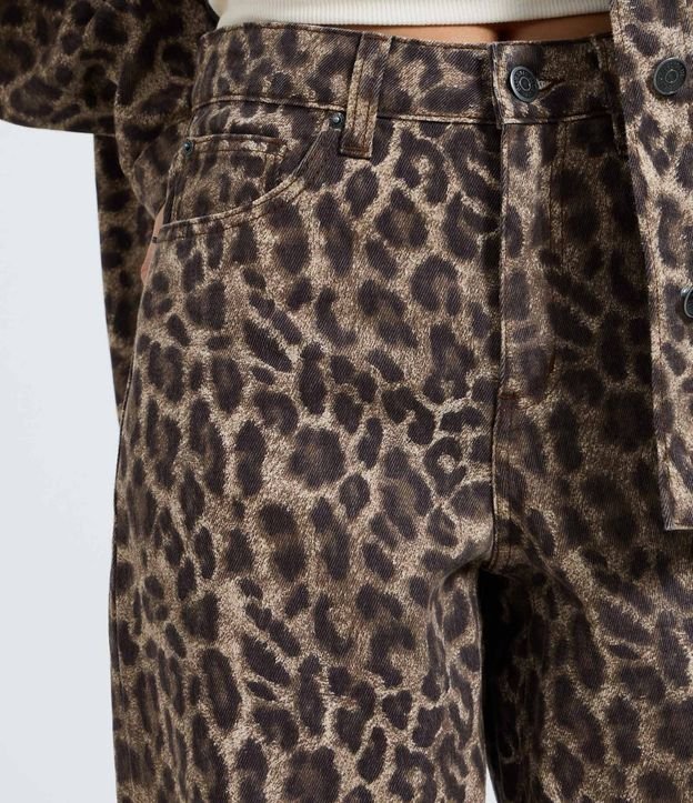 Pantalón Baggy en Sarga con Cintura Mediana y Estampa de Animal Print 4
