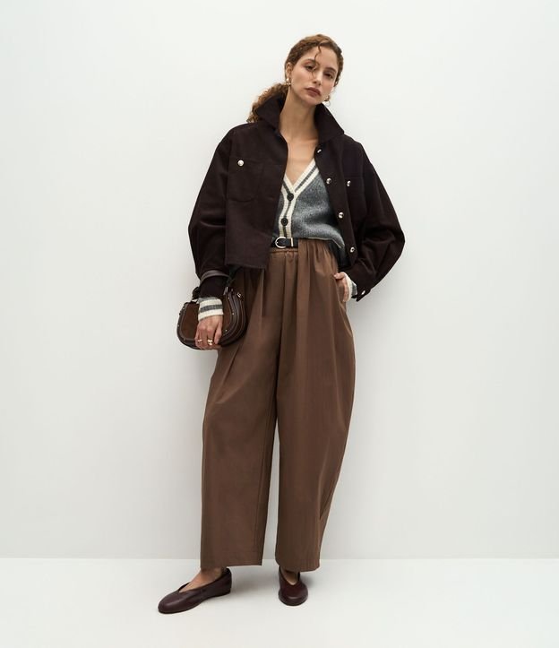 Pantalón Barrel en Algodón con Pliegues Delanteros y Cinturón