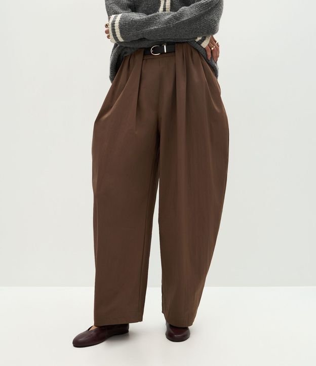 Pantalón Barrel en Algodón con Pliegues Delanteros y Cinturón 3