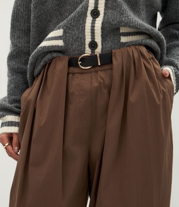 Pantalón Barrel en Algodón con Pliegues Delanteros y Cinturón 4