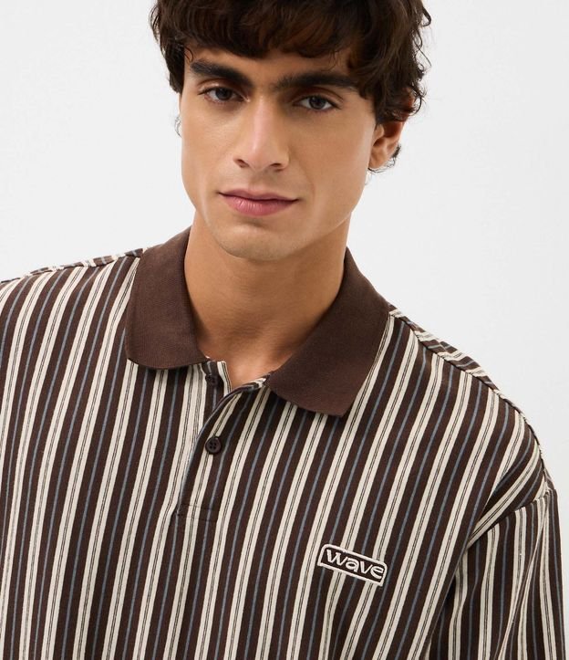 Remera Relaxed Manga Corta en Algodón Rayada con Cuello Polo 1
