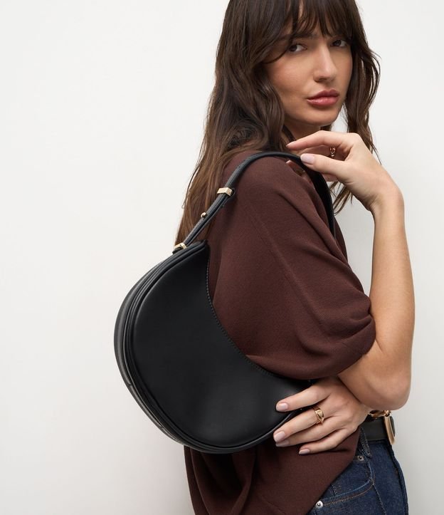 Bolso Baguette Media Luna con Detalles en Metal en la Correa