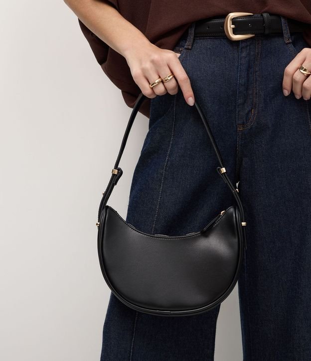 Bolso Baguette Media Luna con Detalles en Metal en la Correa 2