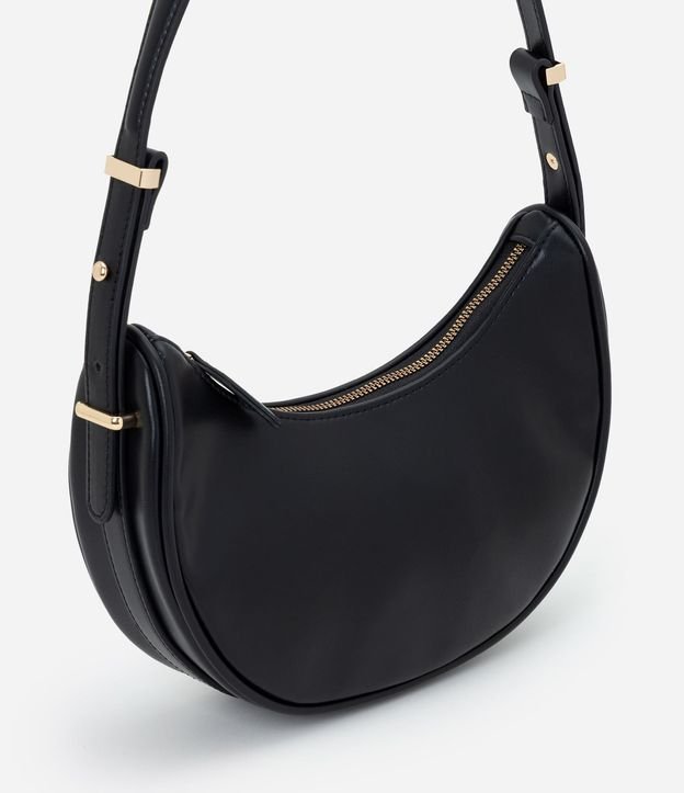 Bolso Baguette Media Luna con Detalles en Metal en la Correa 3