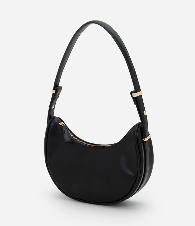 Bolso Baguette Media Luna con Detalles en Metal en la Correa 4