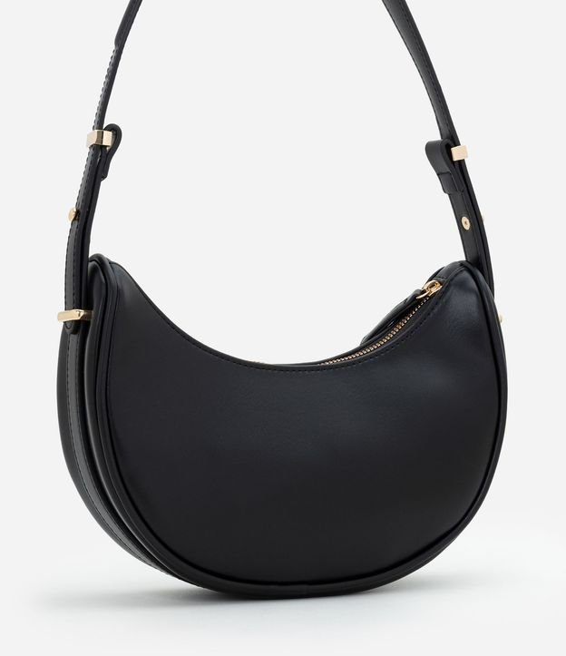 Bolso Baguette Media Luna con Detalles en Metal en la Correa 6