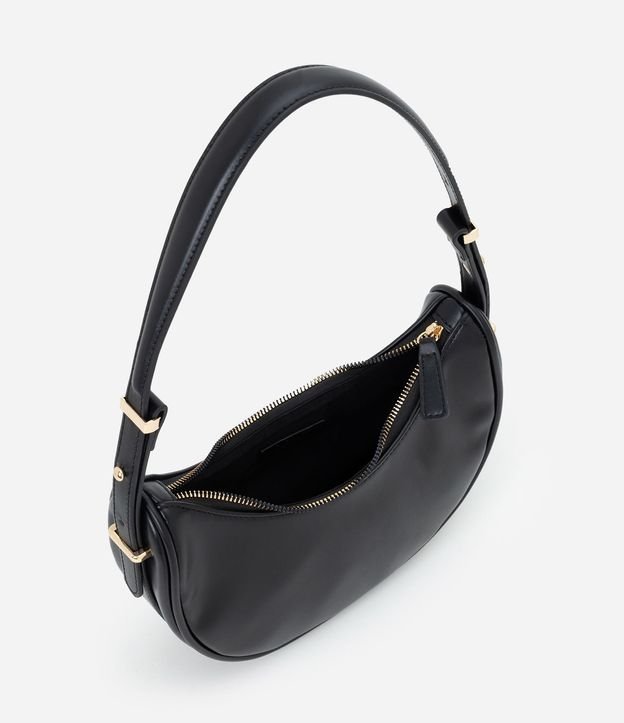Bolso Baguette Media Luna con Detalles en Metal en la Correa 7