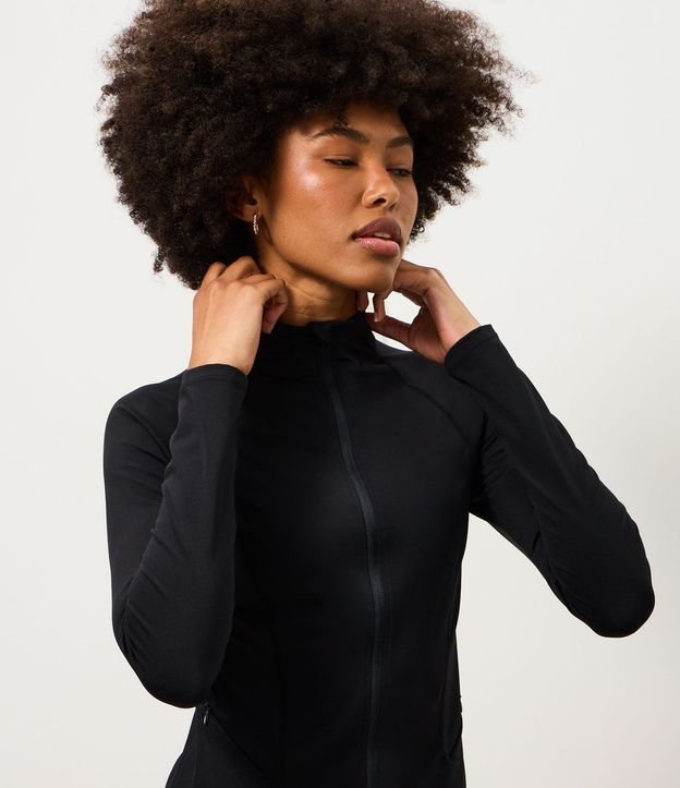 Campera Deportiva Ajustada en Microfibra con Bolsillo 4