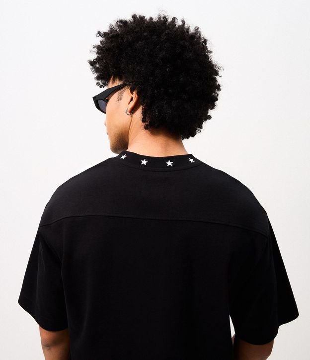 Remera Boxy Estrellas Bordadas en el Cuello 3