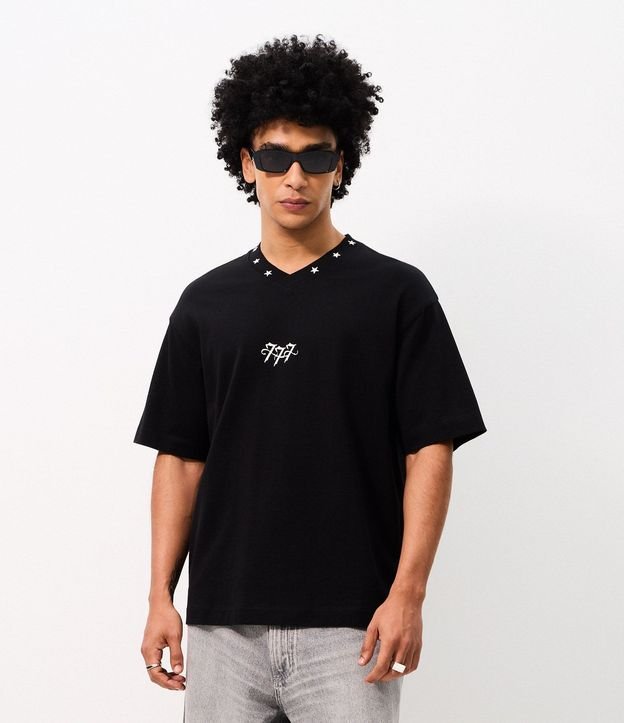 Remera Boxy Estrellas Bordadas en el Cuello 4