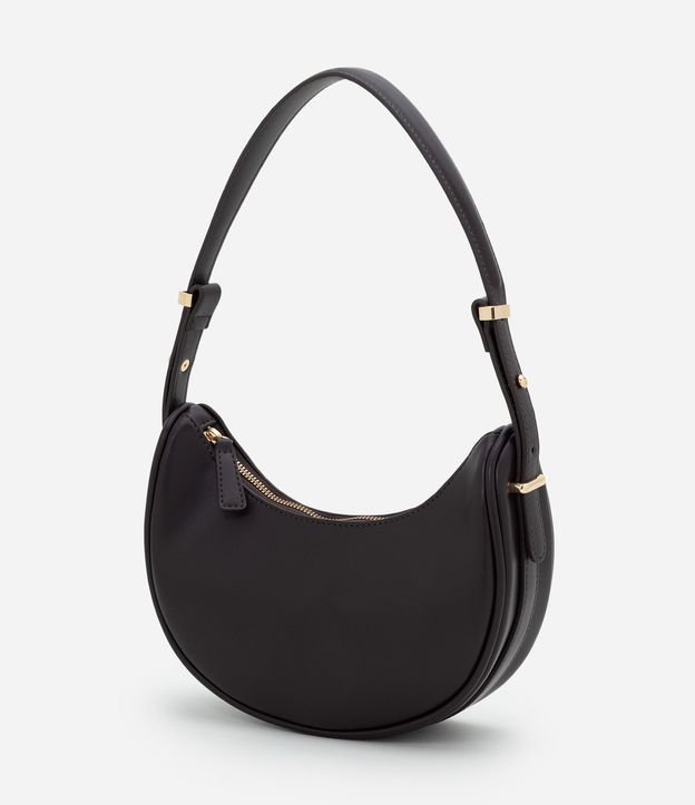 Bolso Baguette Media Luna con Detalles en Metal en la Correa 4
