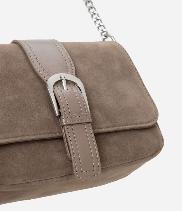 Cartera Transversal Pequeña en Gamuza con Tapa y Asa Larga 5