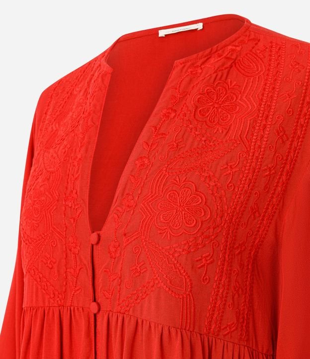 Blusa en Viscosa con Bordados y Aplicación de Botones Delicados 2
