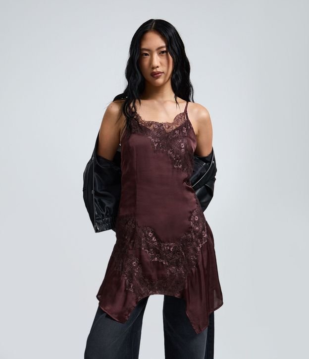 Vestido en Satén con Detalles en Encaje