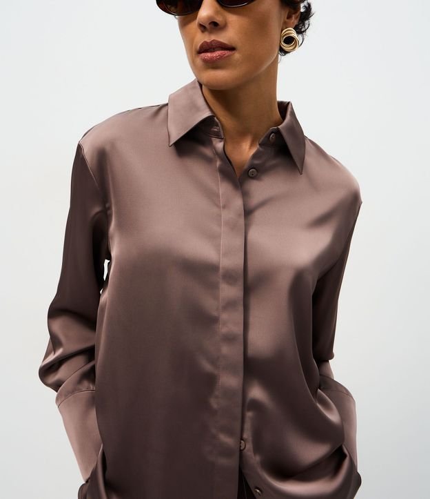 Camisa Satinada con Cuello Clásico 4